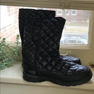 Women’s North Face Black thermoball snow boots.
